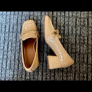 Square toe loafers in beige
